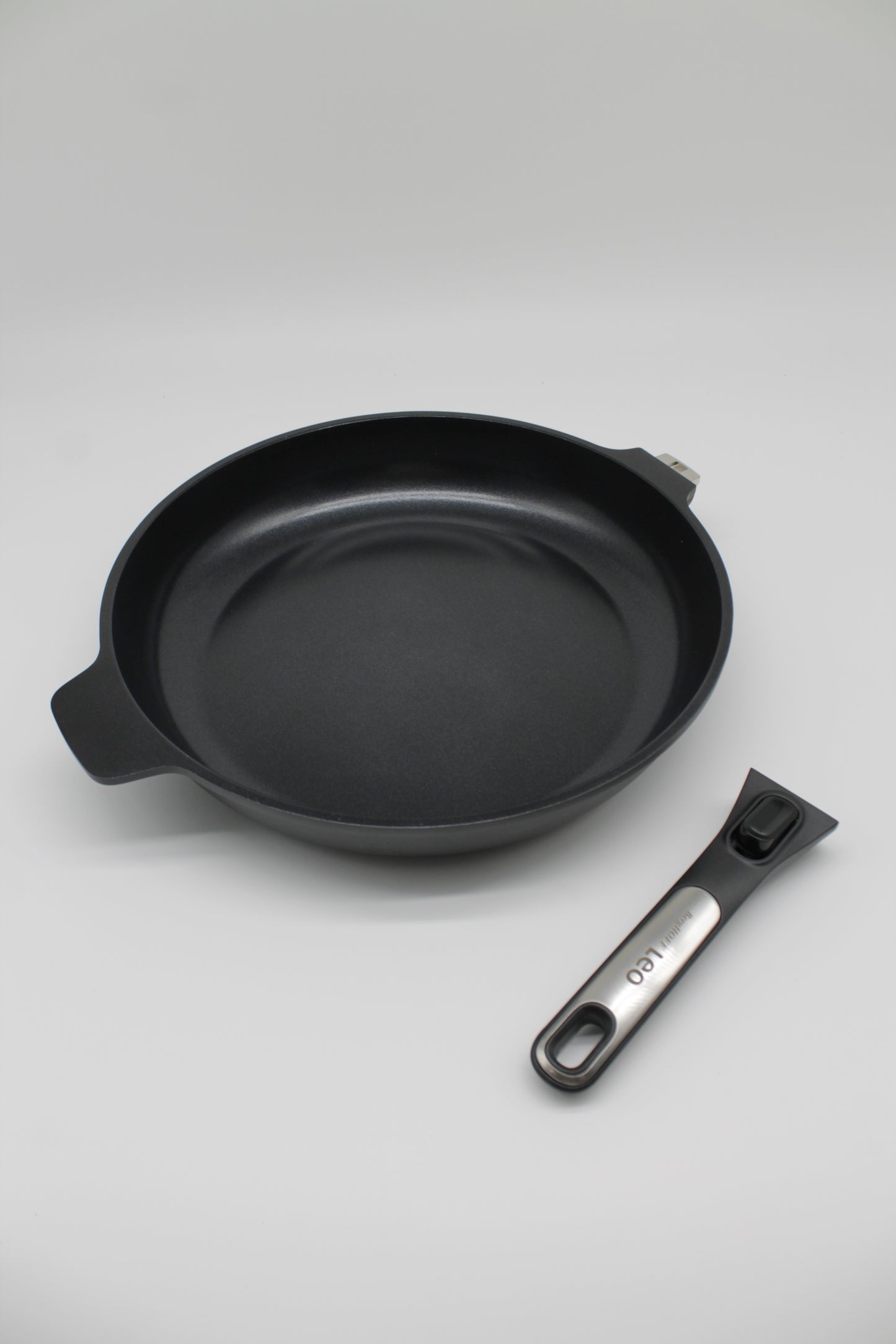 Padella antiaderente 32 cm con manico staccabile linea PHANTOM LEO